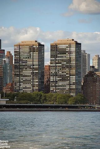 870 United Nations Plz Apt 16D, New York City, NY 10017