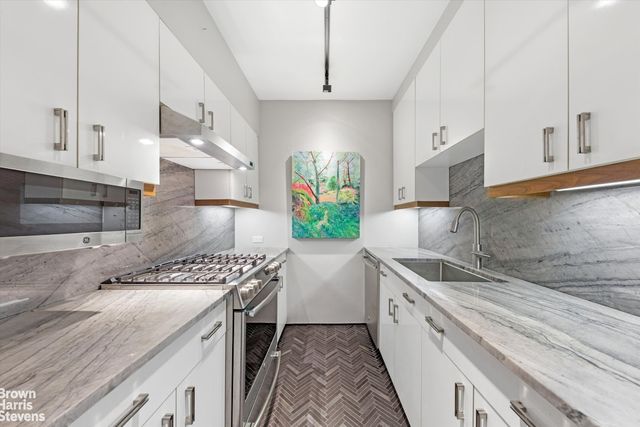 870 United Nations Plz Apt 16D, New York City, NY 10017