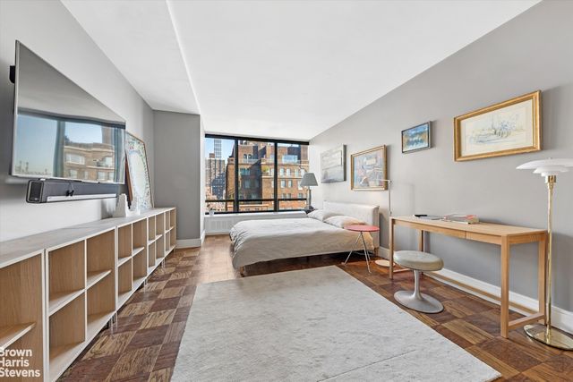 870 United Nations Plz Apt 16D, New York City, NY 10017