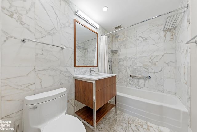 870 United Nations Plz Apt 16D, New York City, NY 10017