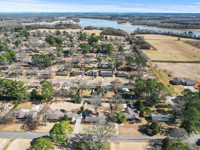 2314 Meadowbrook Road SE, Decatur, AL 35601