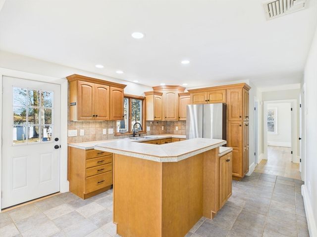 25 Pershing Ave, Acushnet, MA 02743
