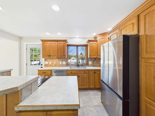 25 Pershing Ave, Acushnet, MA 02743