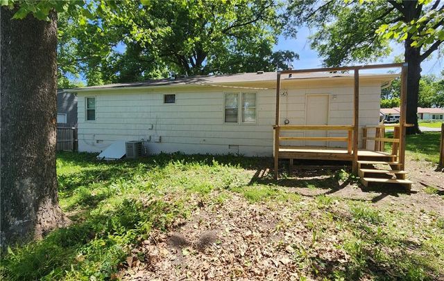 2102 S Claremont Avenue, Independence, MO 64052