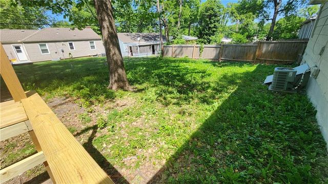 2102 S Claremont Avenue, Independence, MO 64052
