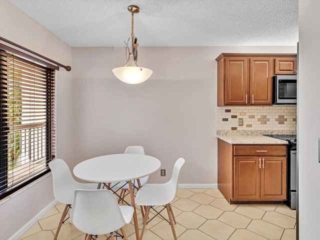 10143 Mangrove Drive 203, Boynton Beach, FL 33437