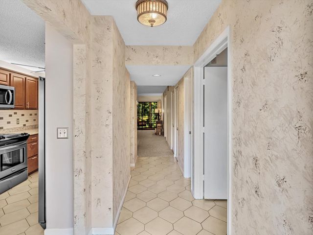 10143 Mangrove Drive 203, Boynton Beach, FL 33437