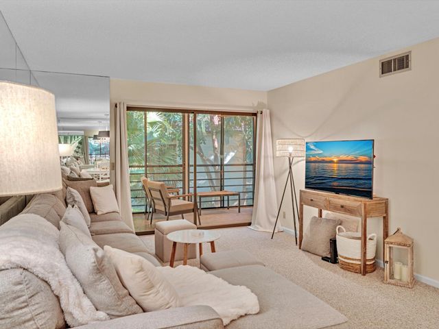 10143 Mangrove Drive 203, Boynton Beach, FL 33437
