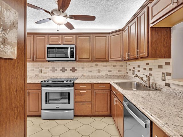 10143 Mangrove Drive 203, Boynton Beach, FL 33437