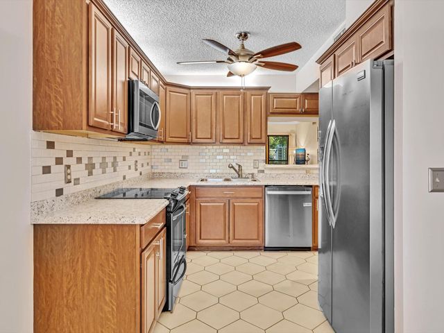 10143 Mangrove Drive 203, Boynton Beach, FL 33437