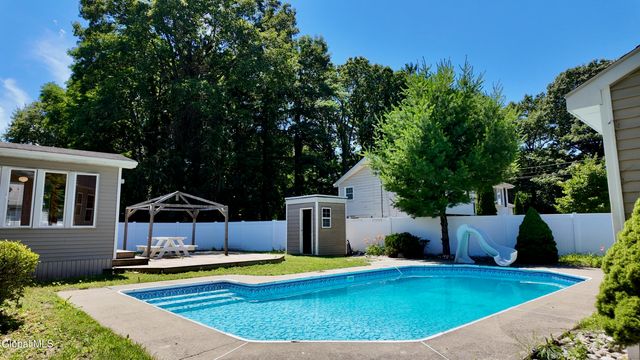 8 Emerson Drive, Colonie, NY 12110