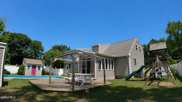 8 Emerson Drive, Colonie, NY 12110
