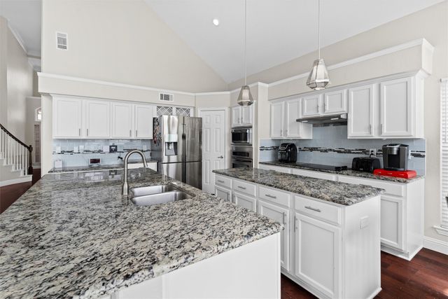 812 Forest Hollow Drive, Hurst, TX 76053