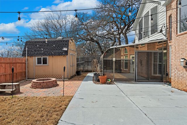 812 Forest Hollow Drive, Hurst, TX 76053