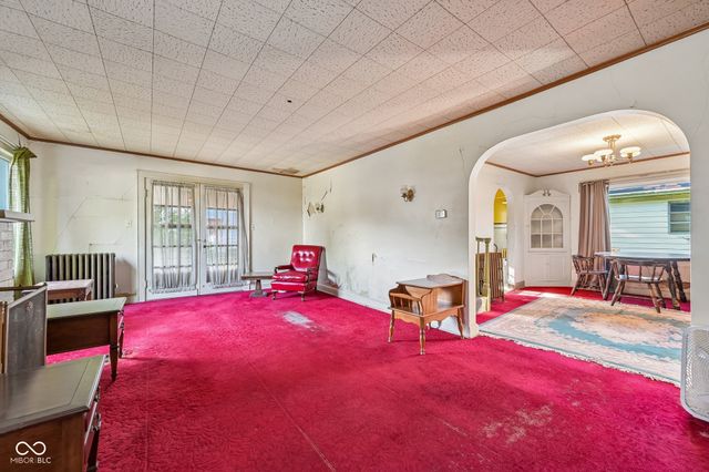 327 E 37th Street, Anderson, IN 46013