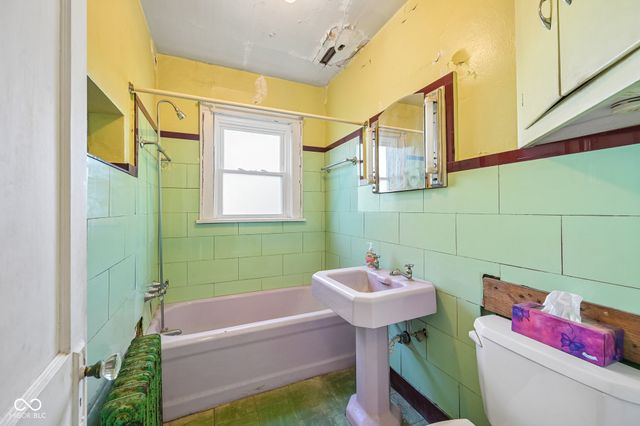 327 E 37th Street, Anderson, IN 46013