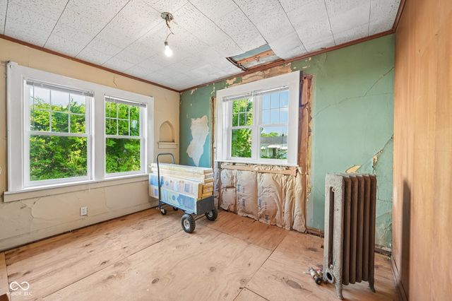 327 E 37th Street, Anderson, IN 46013