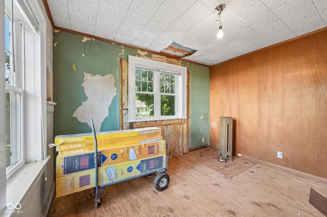 327 E 37th Street, Anderson, IN 46013