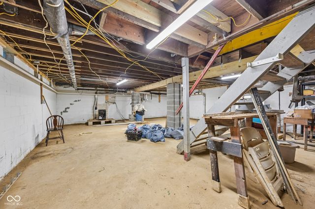 327 E 37th Street, Anderson, IN 46013