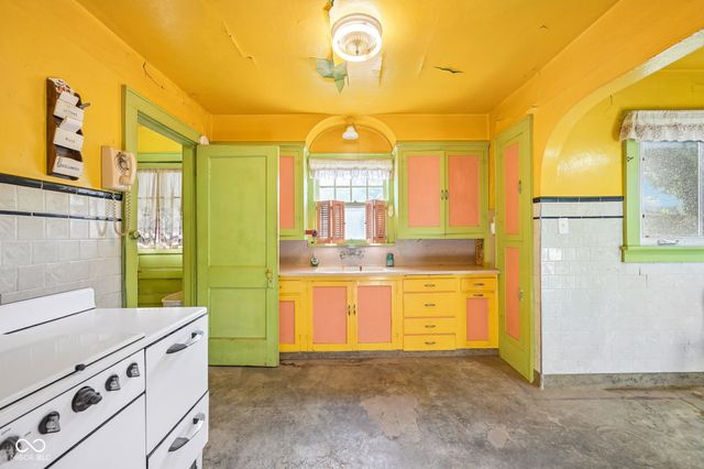 327 E 37th Street, Anderson, IN 46013