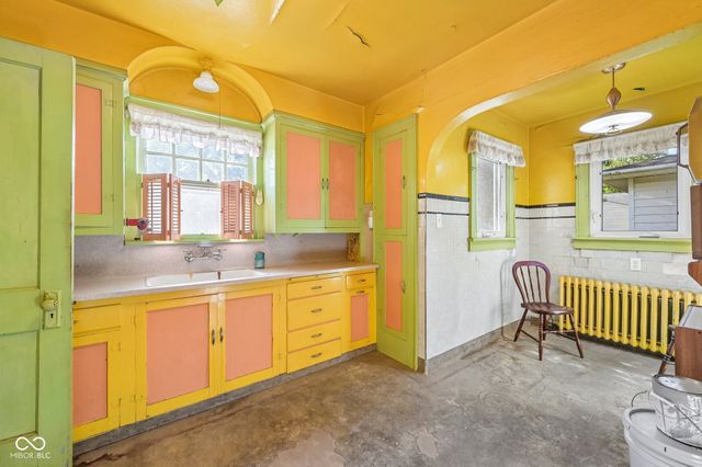 327 E 37th Street, Anderson, IN 46013