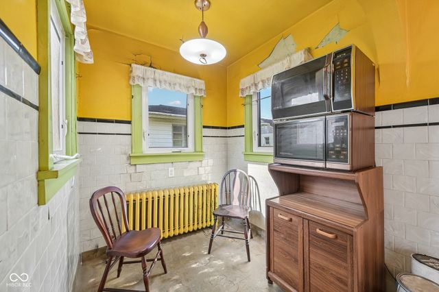 327 E 37th Street, Anderson, IN 46013