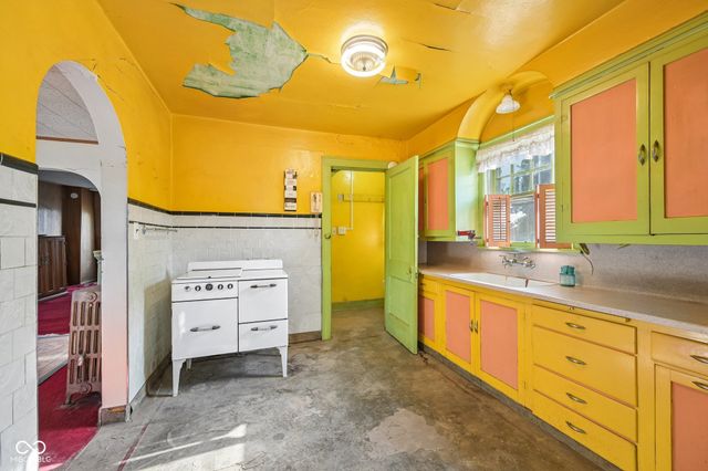327 E 37th Street, Anderson, IN 46013