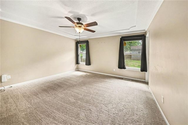1322 S Hocker Avenue, Independence, MO 64055