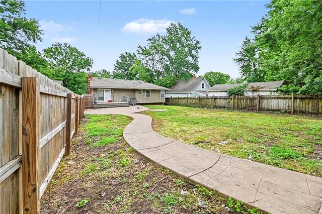 1322 S Hocker Avenue, Independence, MO 64055