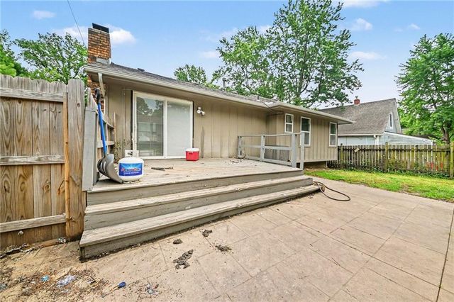 1322 S Hocker Avenue, Independence, MO 64055