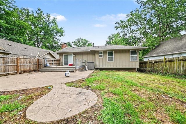1322 S Hocker Avenue, Independence, MO 64055
