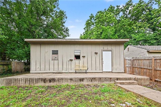 1322 S Hocker Avenue, Independence, MO 64055