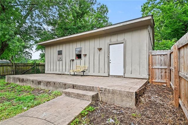 1322 S Hocker Avenue, Independence, MO 64055