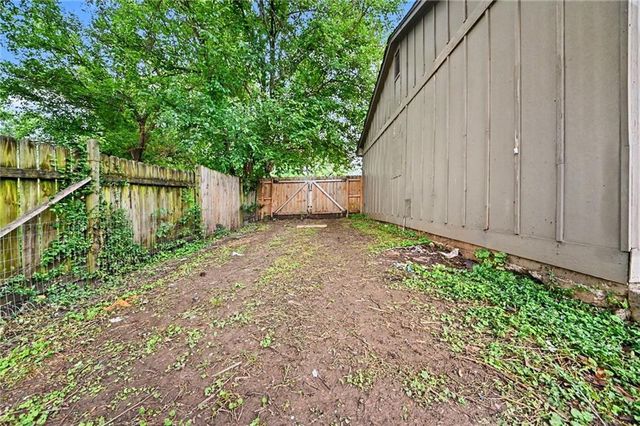 1322 S Hocker Avenue, Independence, MO 64055