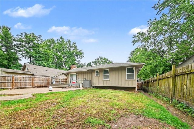 1322 S Hocker Avenue, Independence, MO 64055