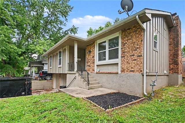1322 S Hocker Avenue, Independence, MO 64055