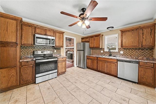 1322 S Hocker Avenue, Independence, MO 64055