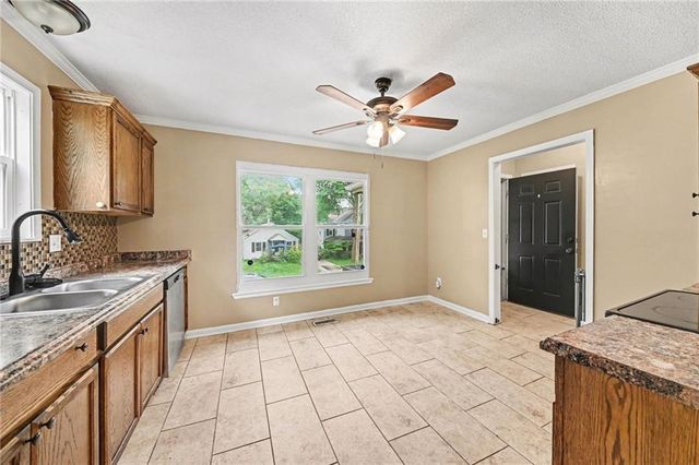 1322 S Hocker Avenue, Independence, MO 64055
