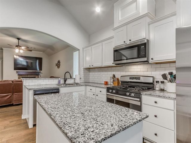 20567 N Santa Fe Avenue, Harrah, OK 73045