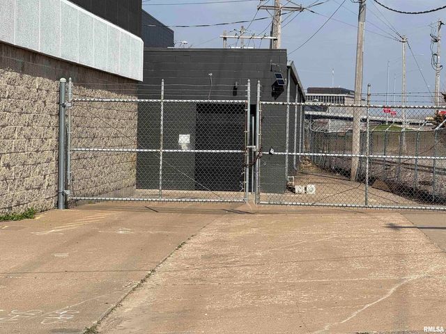 101 10TH Street, Rock Island, IL 61201