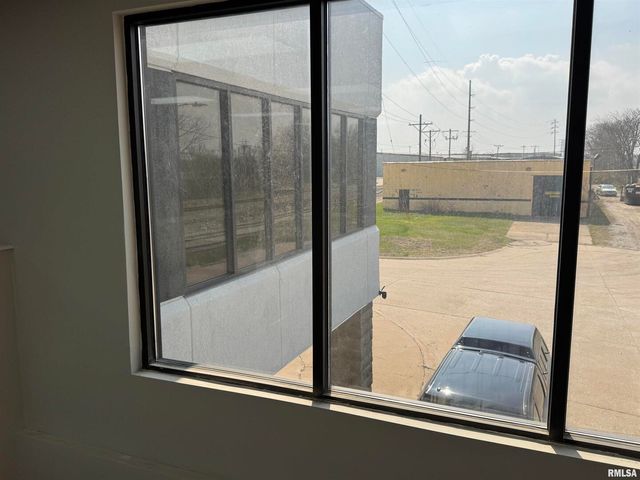 101 10TH Street, Rock Island, IL 61201