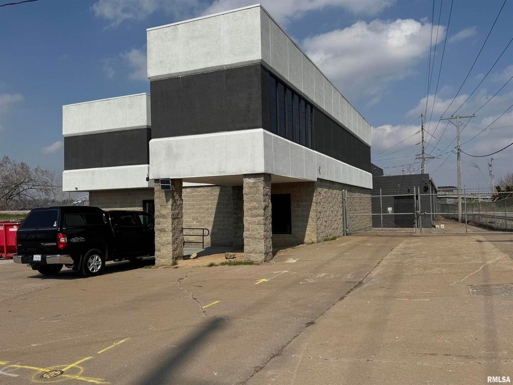 101 10TH Street, Rock Island, IL 61201