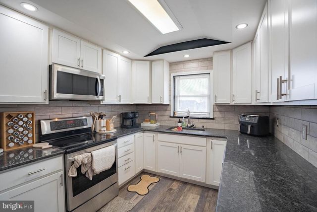 42 HOLLYHOCK LN, Levittown, PA 19055