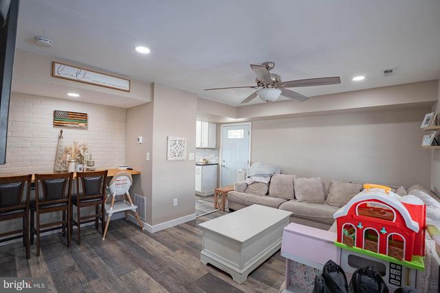 42 HOLLYHOCK LN, Levittown, PA 19055