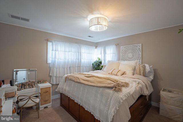 42 HOLLYHOCK LN, Levittown, PA 19055