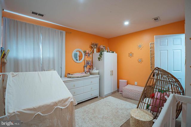 42 HOLLYHOCK LN, Levittown, PA 19055