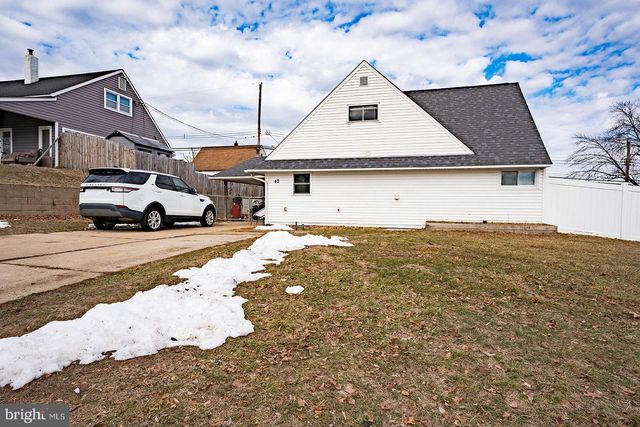 42 HOLLYHOCK LN, Levittown, PA 19055
