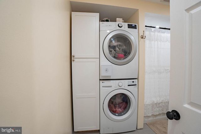 42 HOLLYHOCK LN, Levittown, PA 19055