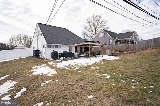 42 HOLLYHOCK LN, Levittown, PA 19055