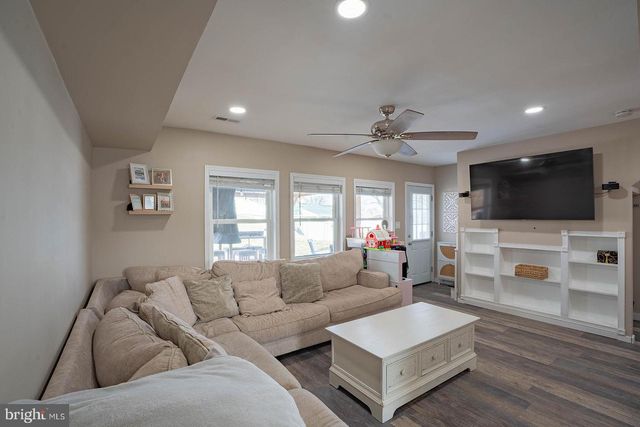 42 HOLLYHOCK LN, Levittown, PA 19055